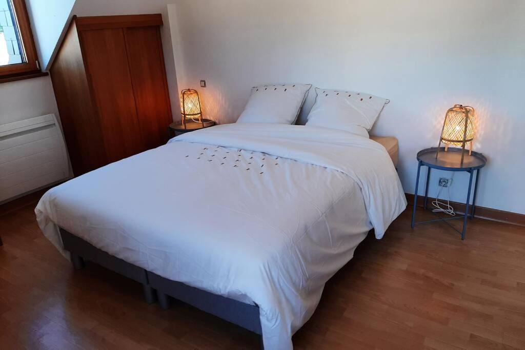 La Maison Bleue Saint-Sauveur-des-Landes Exteriör bild